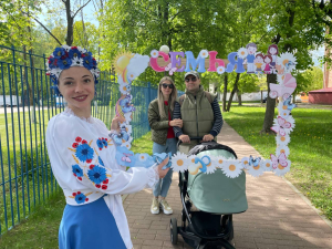 A flash mob of family happiness took place on the streets of Zhodino